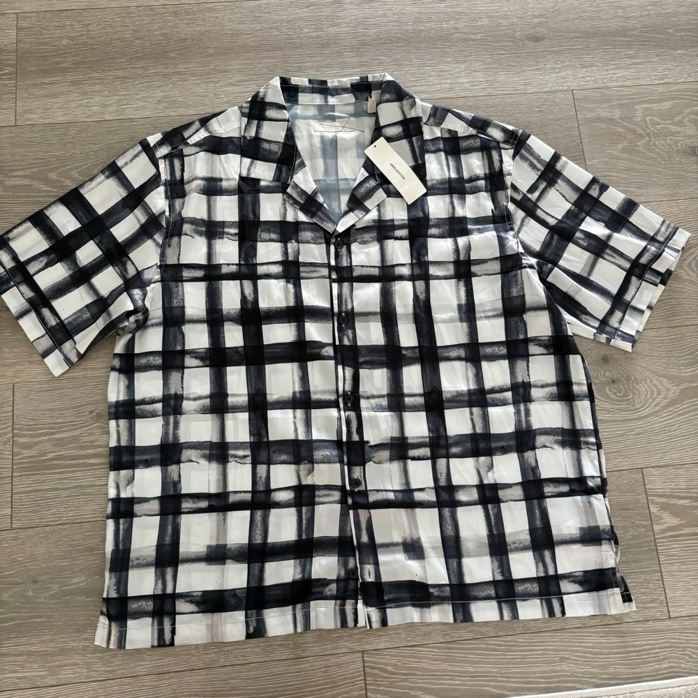 NWT Urban Outfitters Mens Black Motif Kylian Standard Short Sleeve Shirt Size L